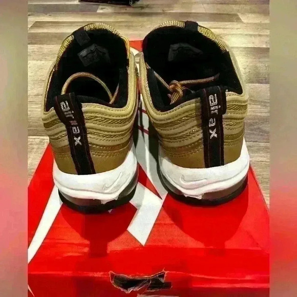 Air Max 97 OG size 8 varsity metallic gold varsity red with box pre owned - Picture 4 of 5